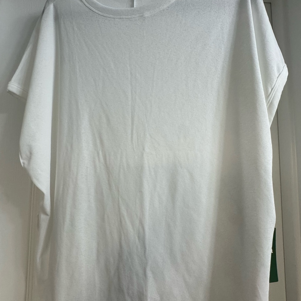 HALARA White Top with Tag Detail